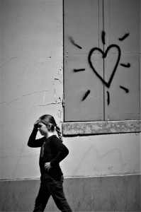 AM 22 Breteau  2020 Montmartre . Fillette et coeur sur volet 